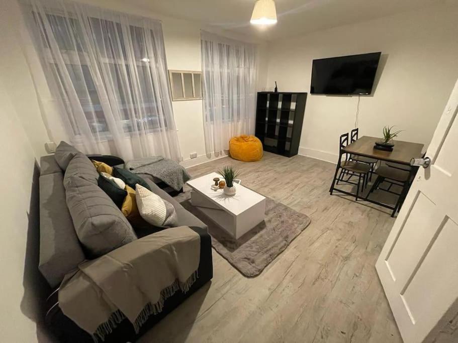לונדון Comfy 2 Bedroom On Tower Bridge מראה חיצוני תמונה