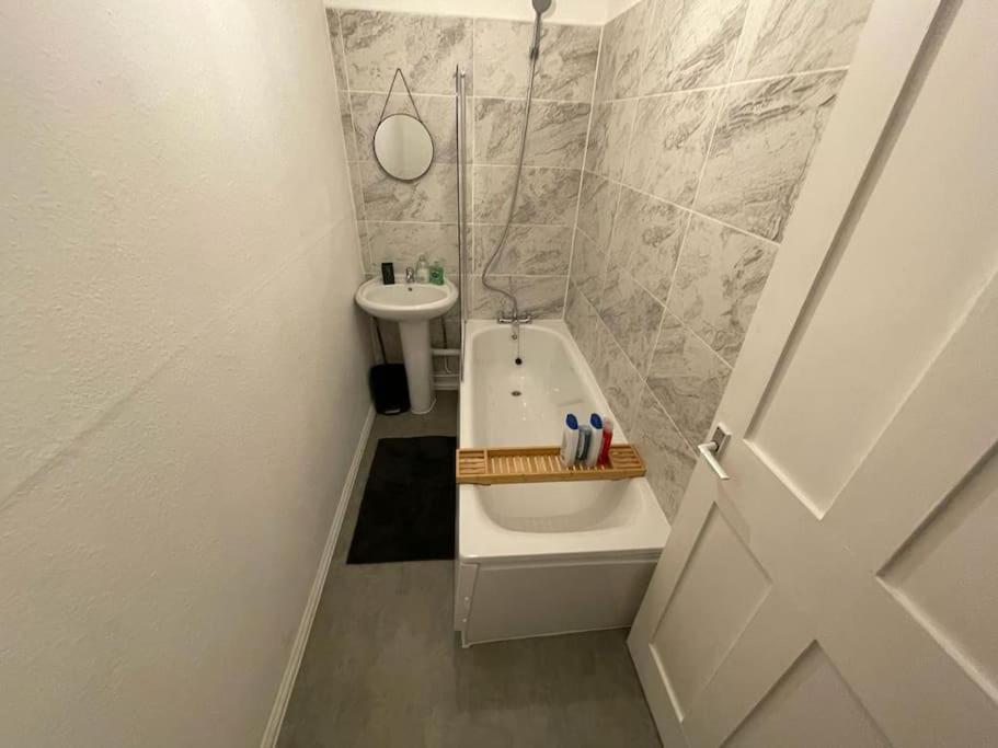 לונדון Comfy 2 Bedroom On Tower Bridge מראה חיצוני תמונה